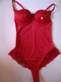 Body vermelho com renda