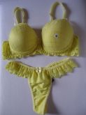 Conjunto amarelo com renda