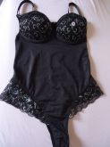 Body preto com renda azul