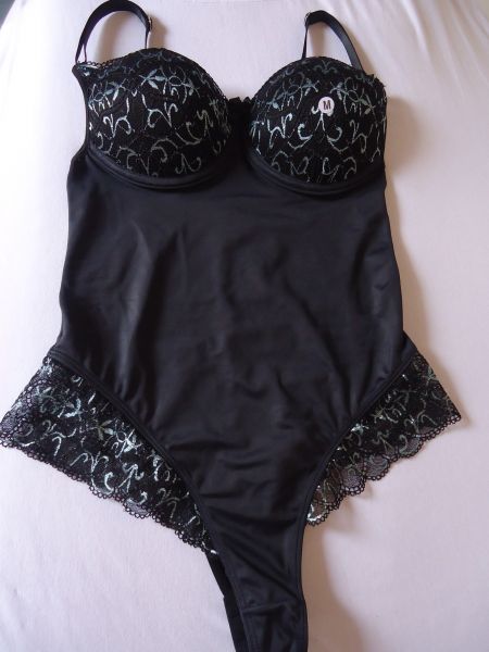 Body preto com renda azul